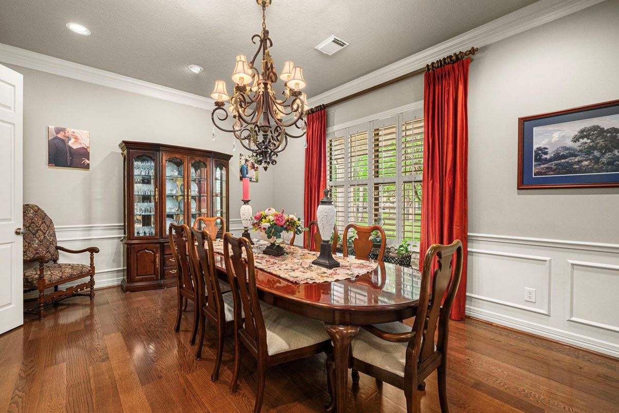 Chandelier, Dining room, Interior, Recessed Lighting, Wood Texture Flooring
