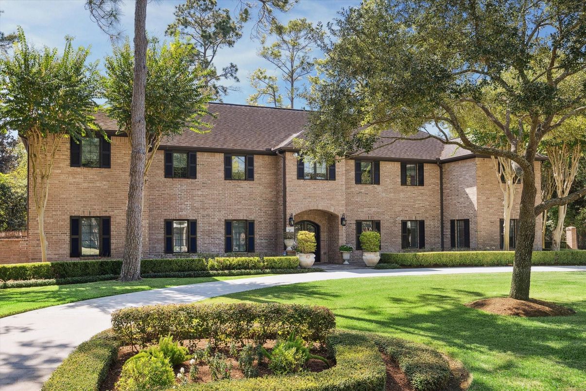 Exterior, Facade, Brick Facade, Georgian