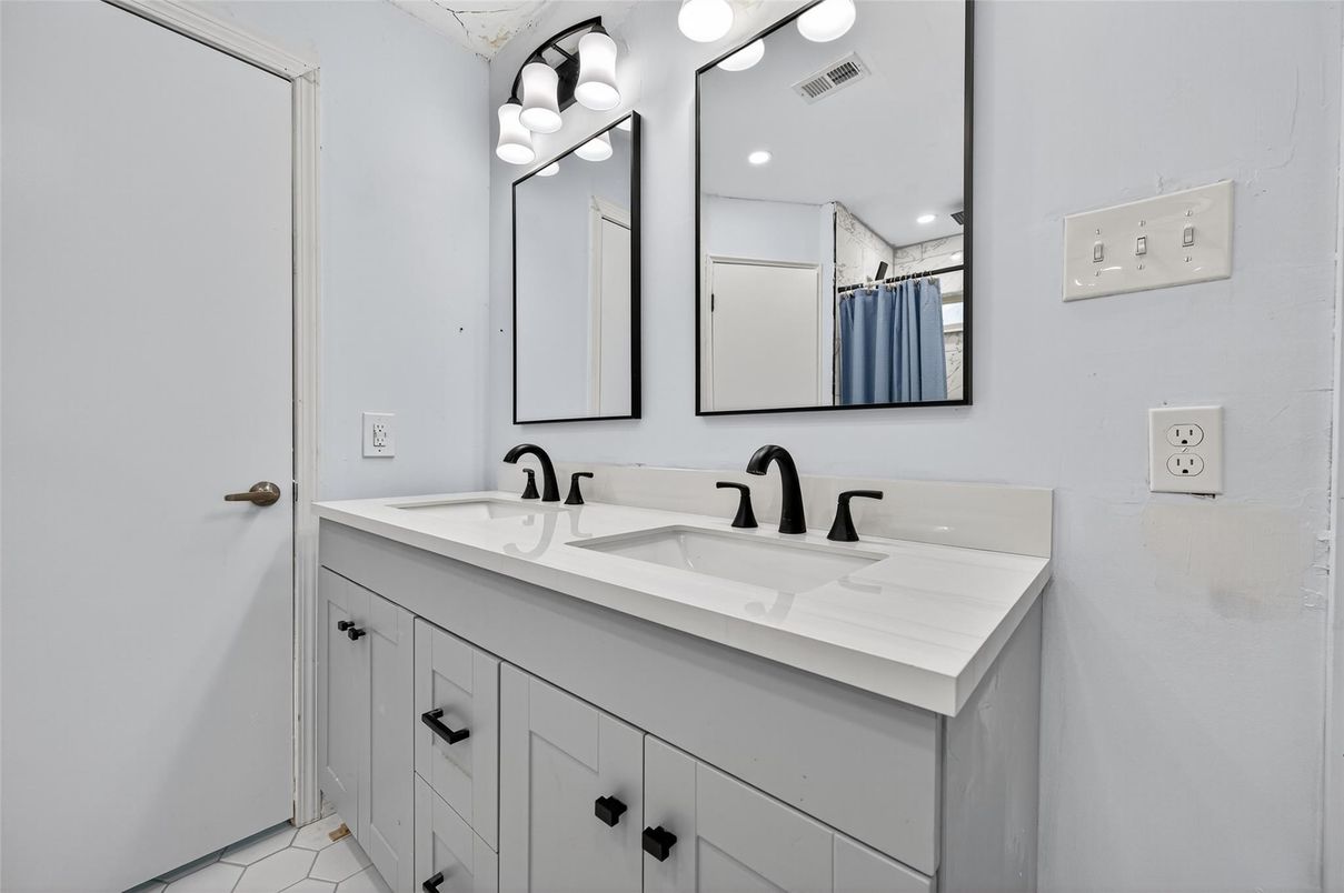 Bathroom, Dual Sink Vanities, Interior, Recessed Lighting