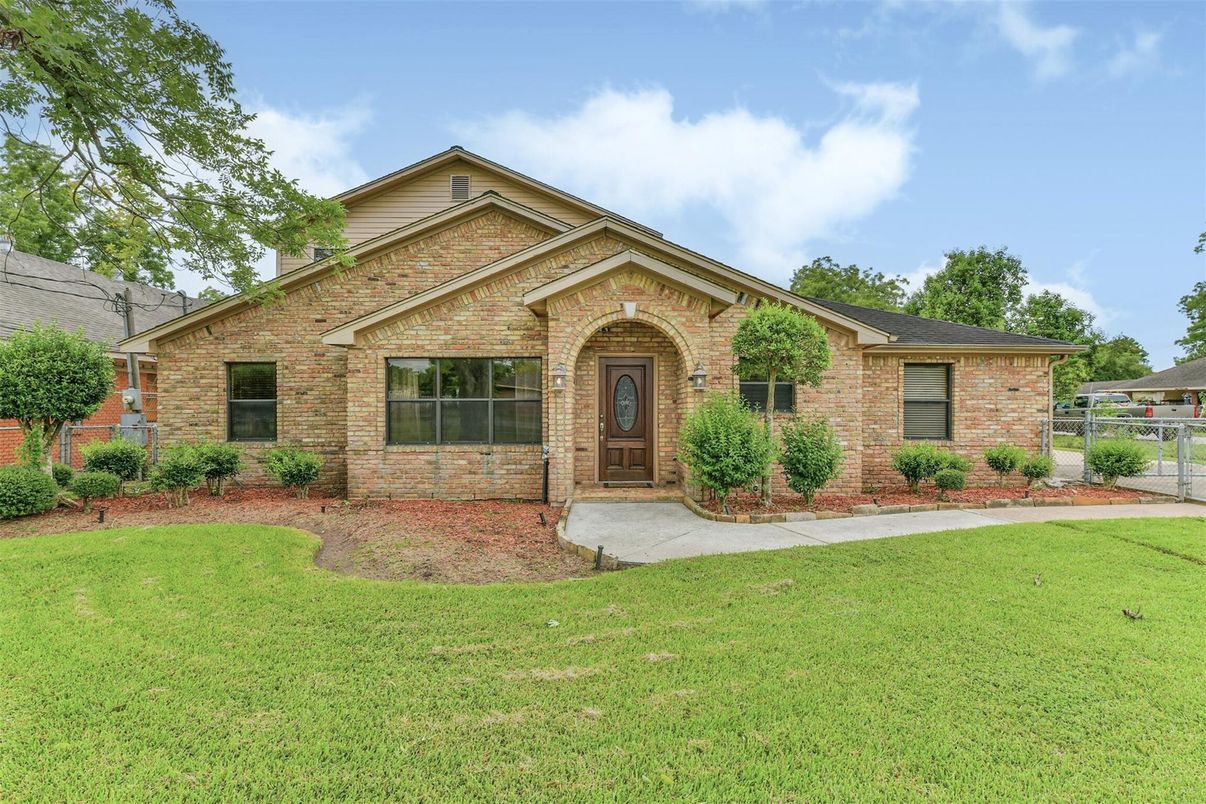 Backyard, Exterior, Facade, Brick Facade, Brick Traditional