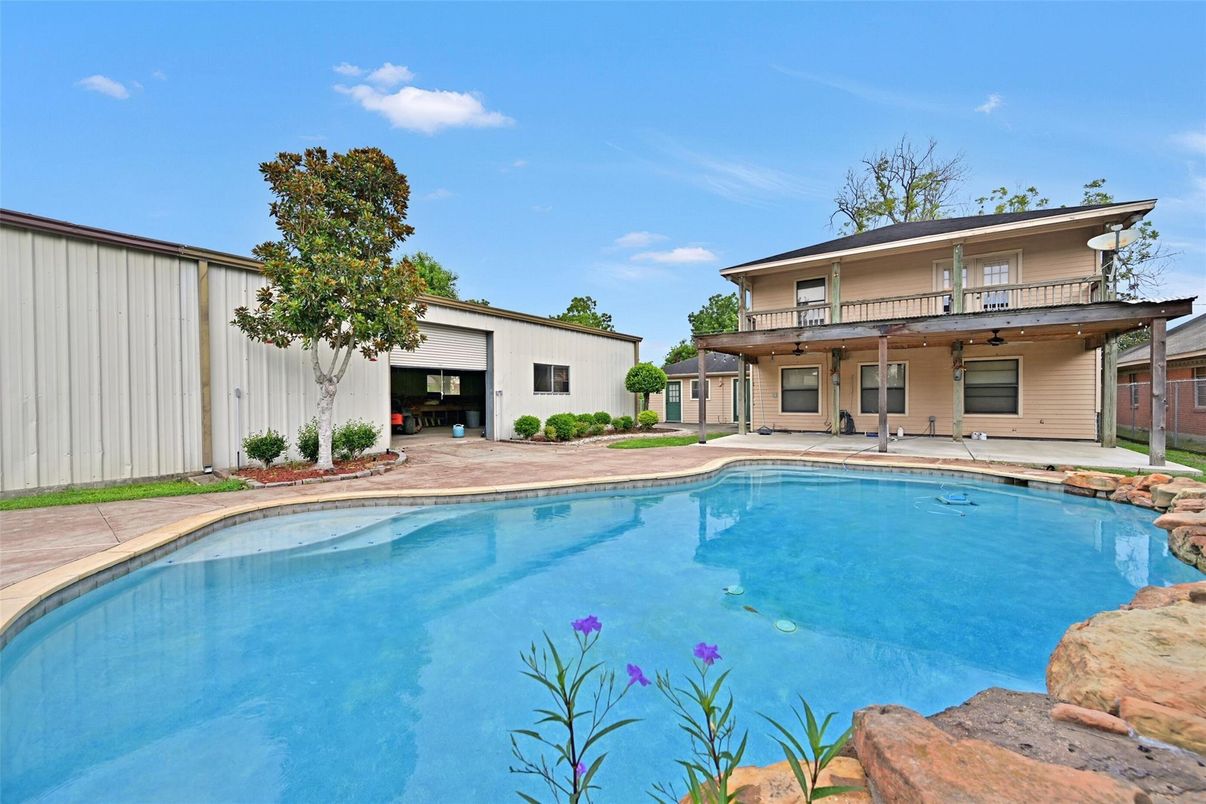 Exterior, Pool
