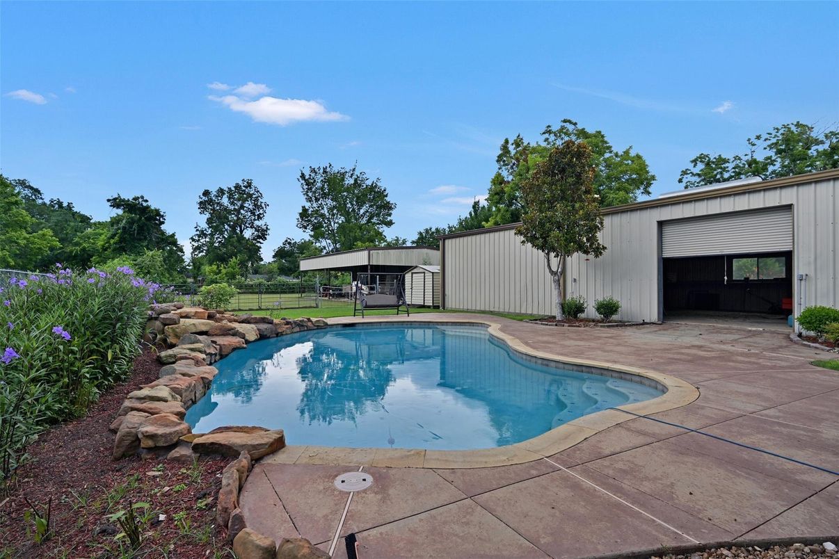 Exterior, Pool