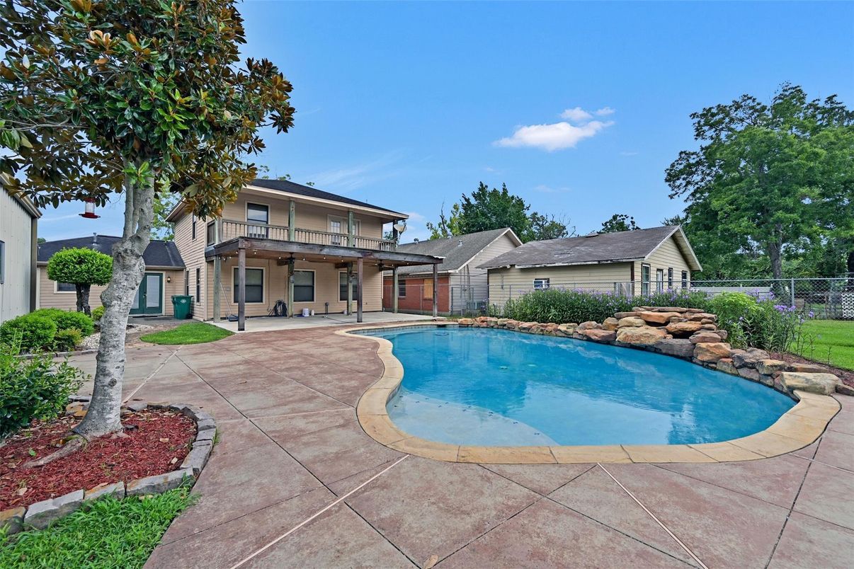 Exterior, Pool