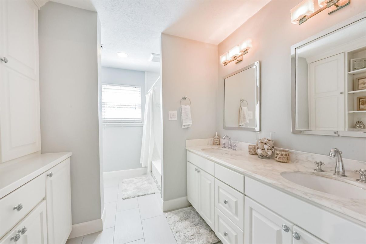 Bathroom, Dual Sink Vanities, Interior, Recessed Lighting