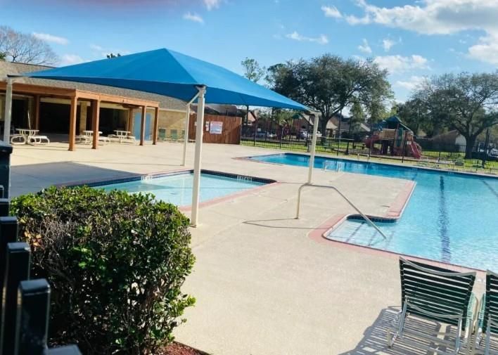 Exterior, Playground, Pool