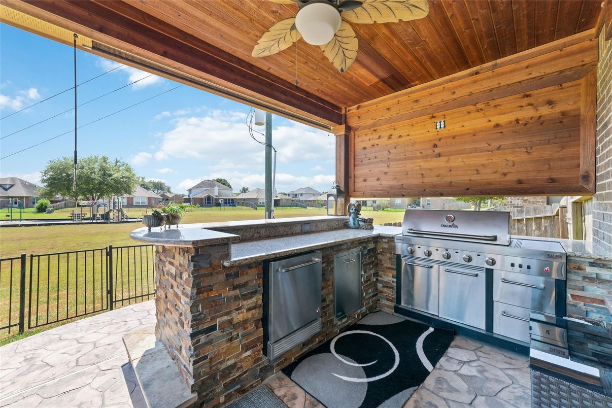 Exterior, Outdoor Kitchen