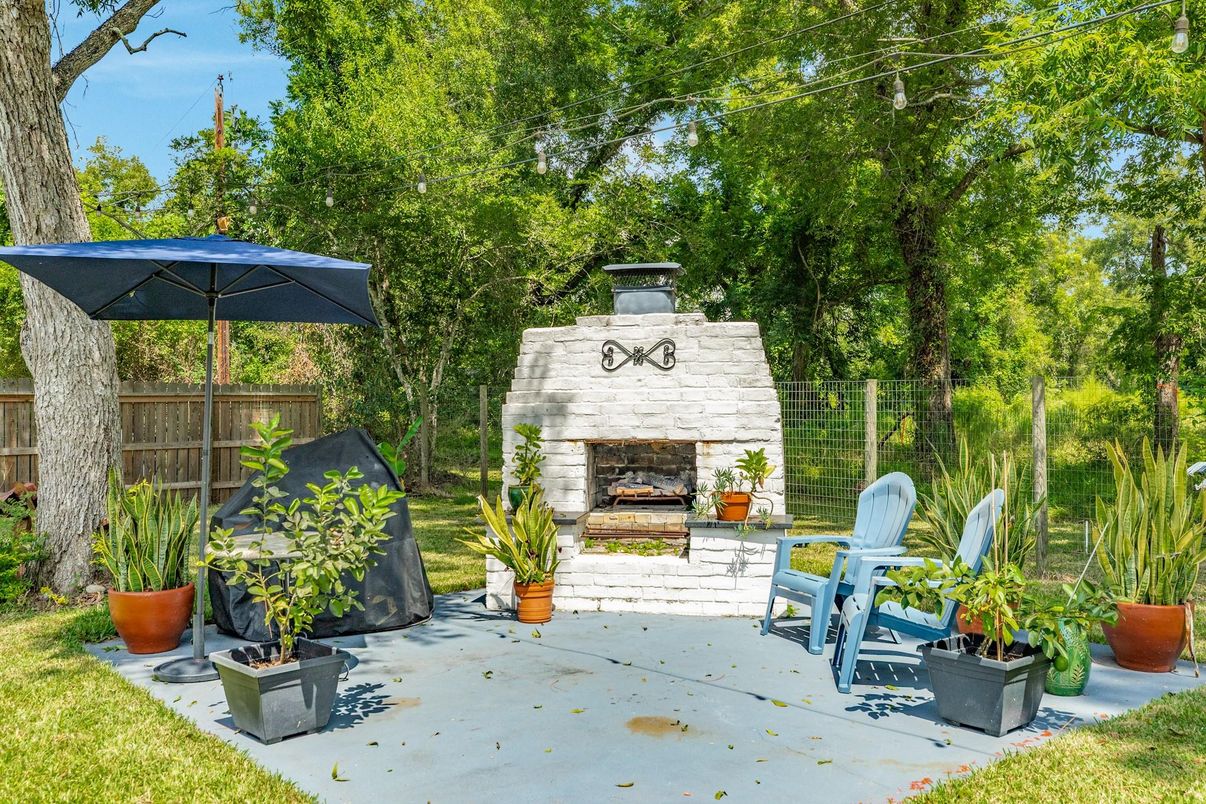 Exterior, Fireplace