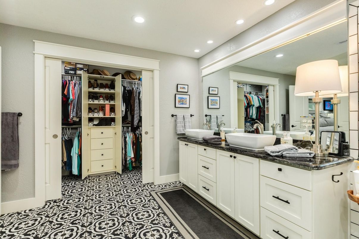 Bathroom, Dual Sink Vanities, Interior, Recessed Lighting