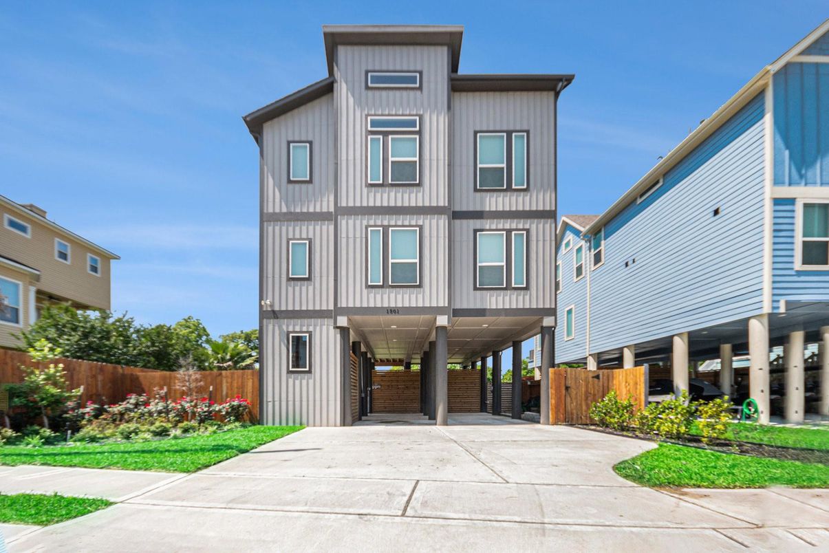 Exterior, Facade, Rowhouse