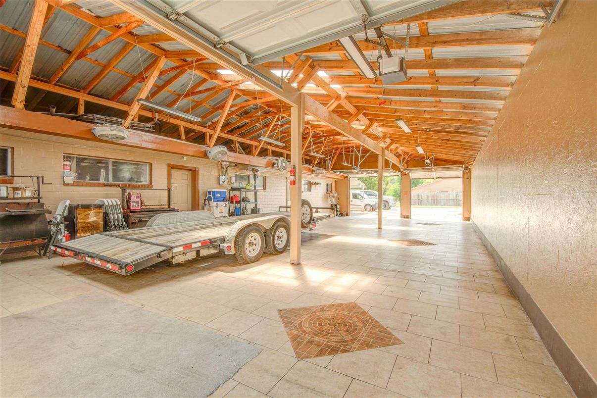 Garage, Interior, Wooden Beams
