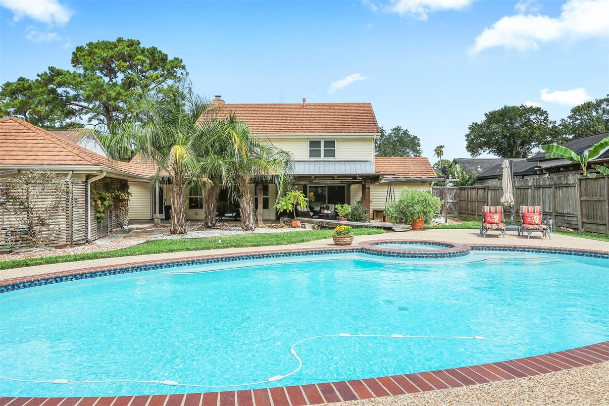Exterior, Pool