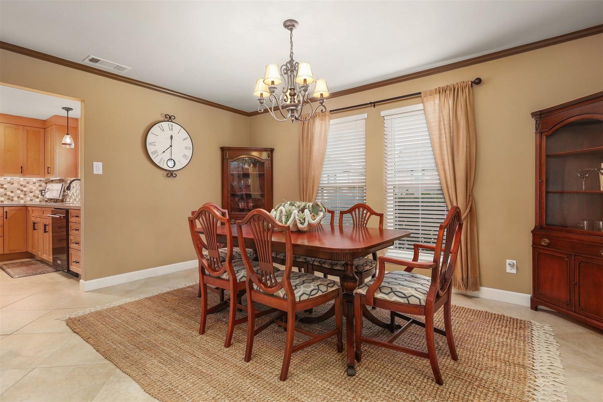Chandelier, Dining room, Interior, Pendant Lights