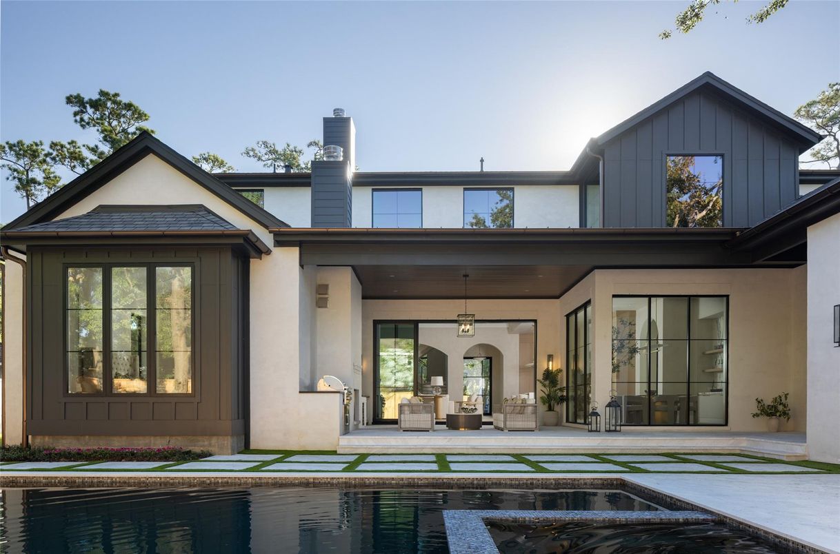 Exterior, Facade, Pool, Farmhouse