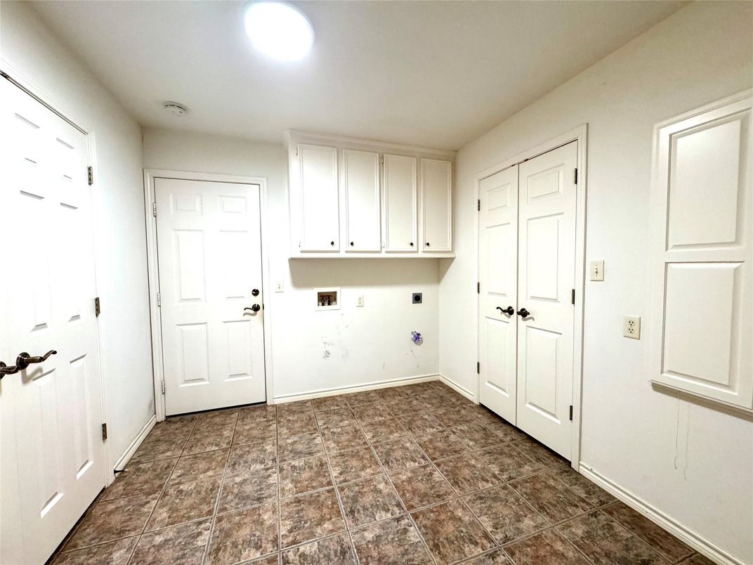Empty room, Interior