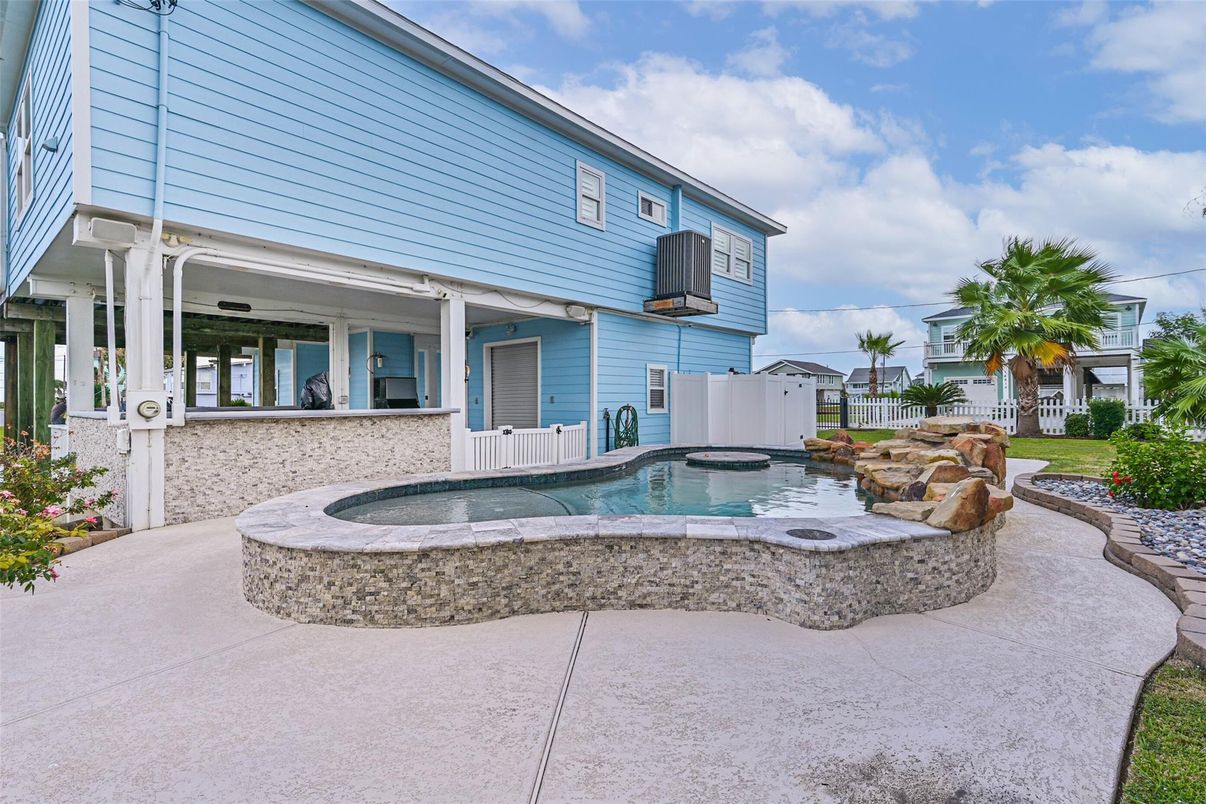 Exterior, Pool