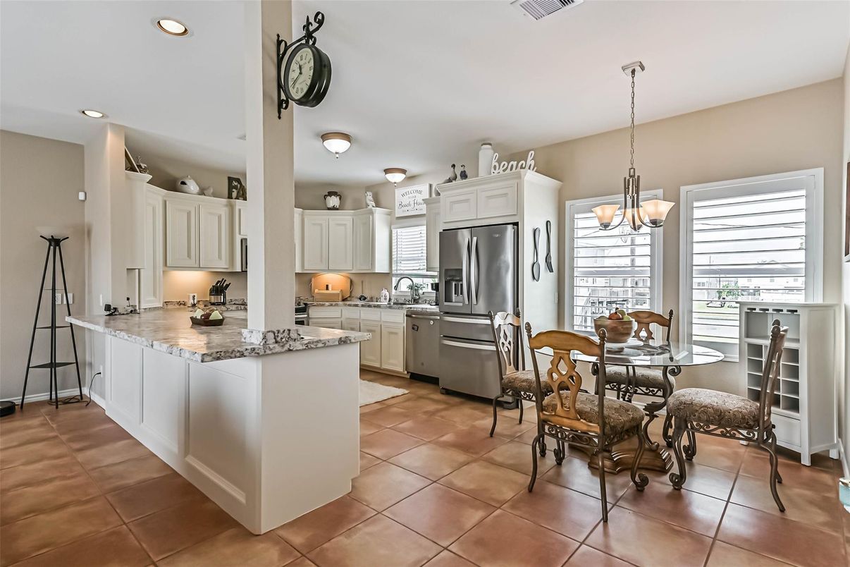 Dining room, Interior, Kitchen, Pendant Lights, Recessed Lighting, Stainless Steel Appliances