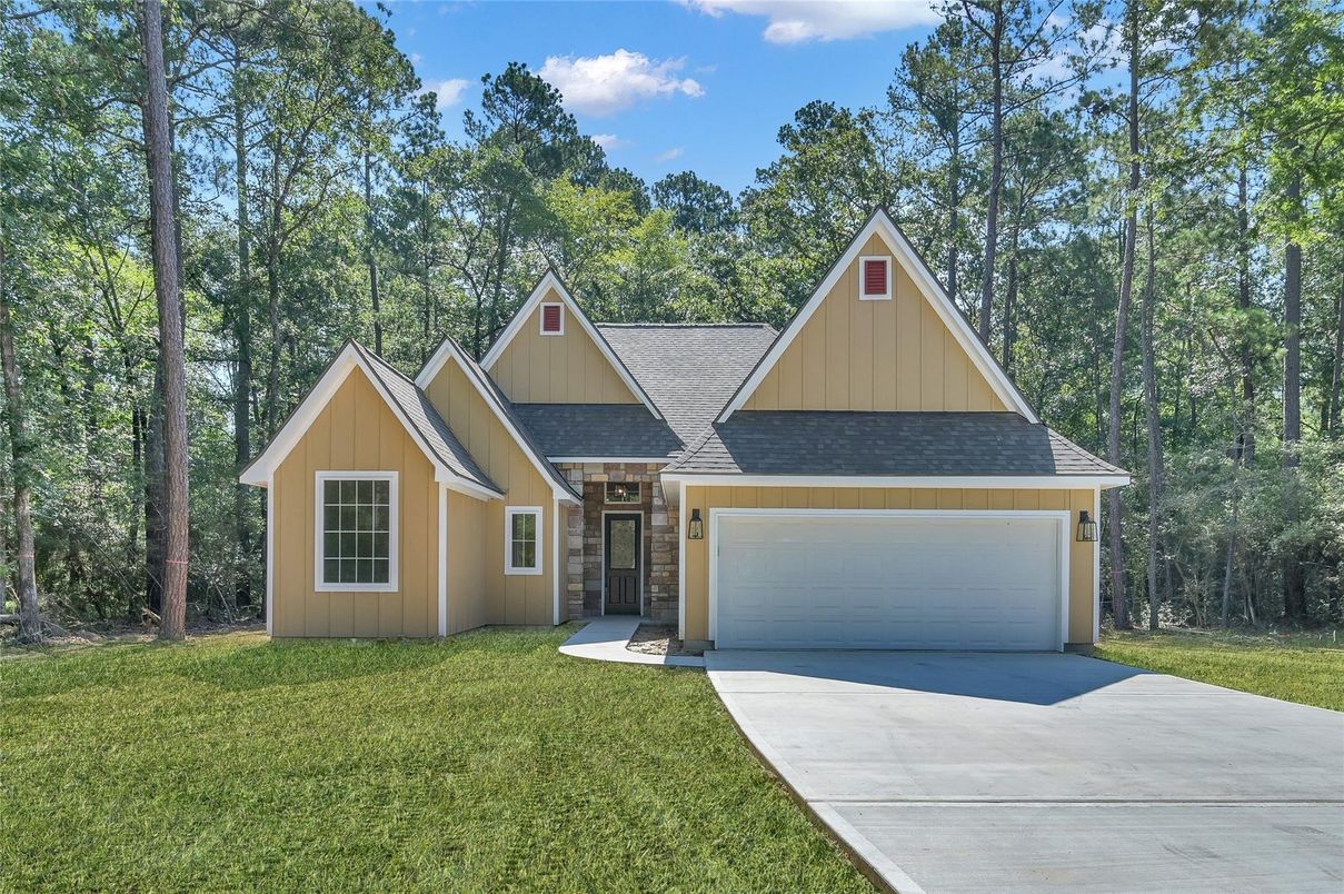 Attached, Exterior, Facade, Farmhouse