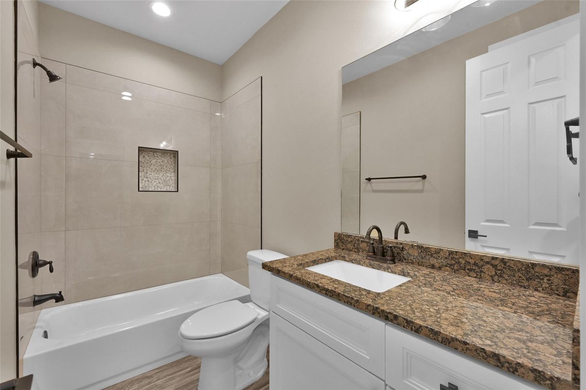 Bathroom, Dual Sink Vanities, Interior, Recessed Lighting
