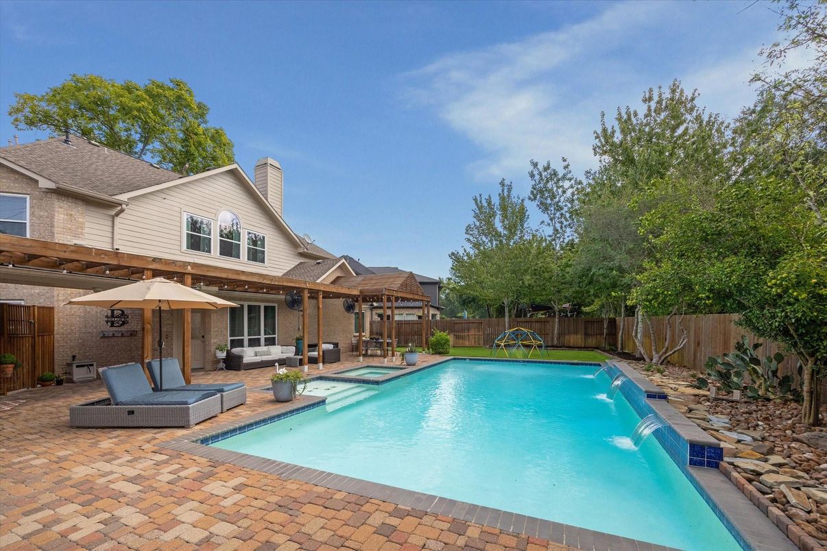 Exterior, Playground, Pool