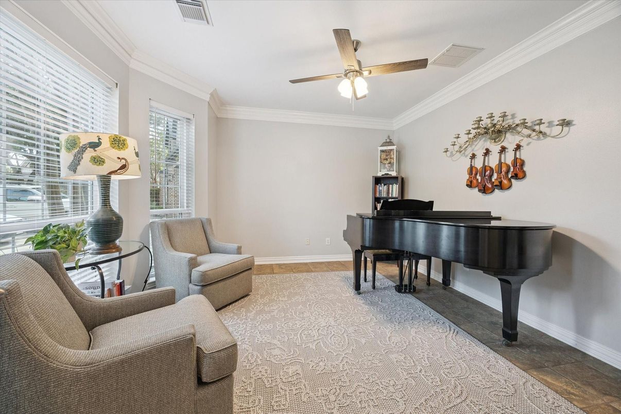 Interior, Piano