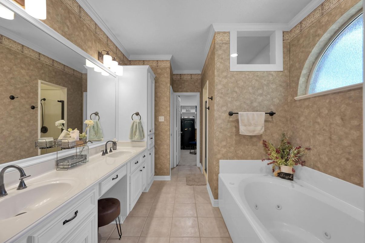 Bathroom, Dual Sink Vanities, Interior