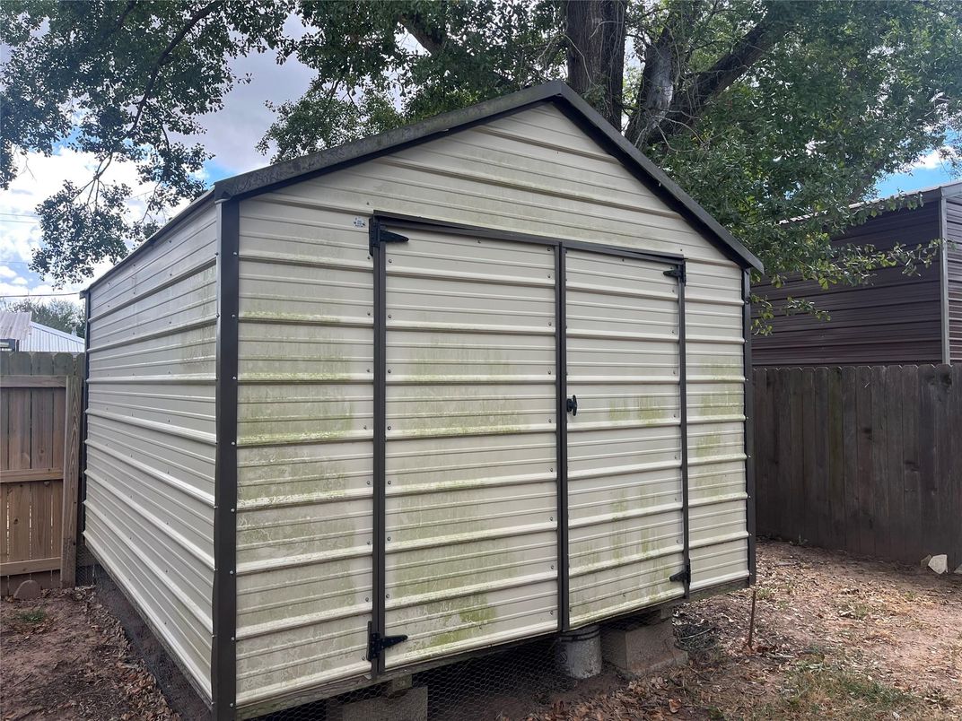 Detached Garage, Exterior
