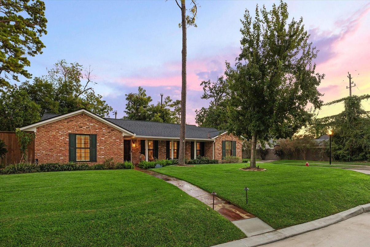 Exterior, Facade, Brick Facade, Ranch
