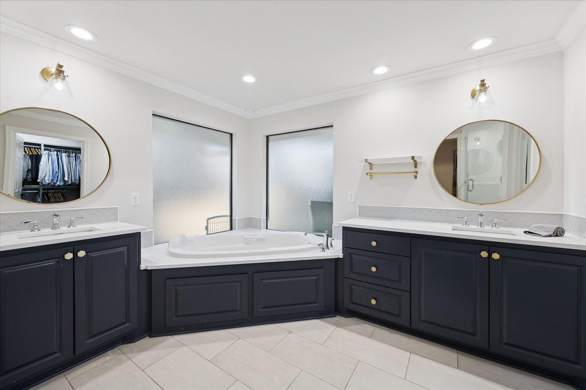 Bathroom, Dual Sink Vanities, Interior, Recessed Lighting