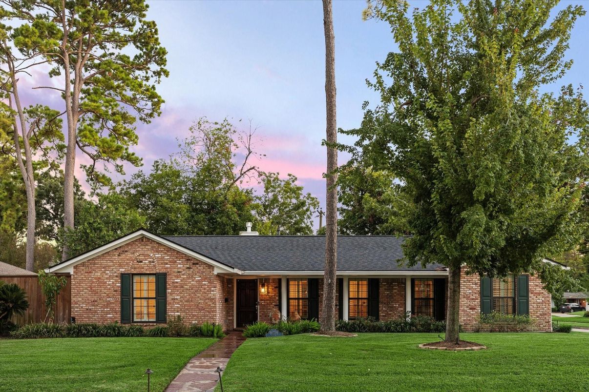 Exterior, Facade, Brick Facade, Ranch