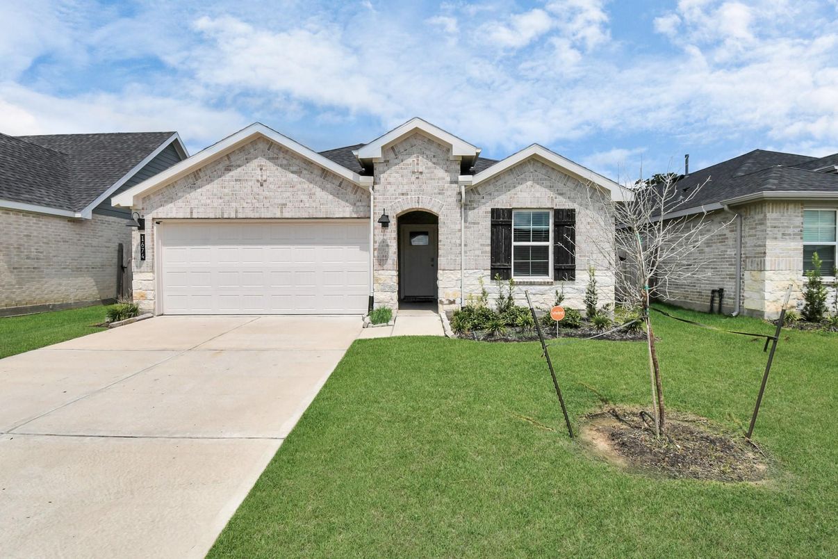 Attached, Exterior, Facade, Brick Traditional