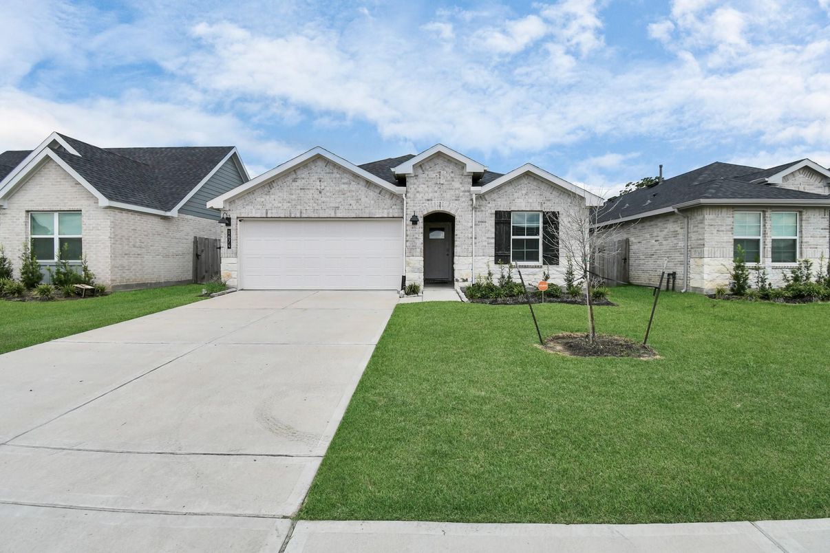 Attached, Exterior, Facade, Brick Traditional