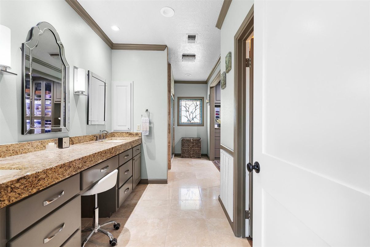 Bathroom, Dual Sink Vanities, Interior, Recessed Lighting