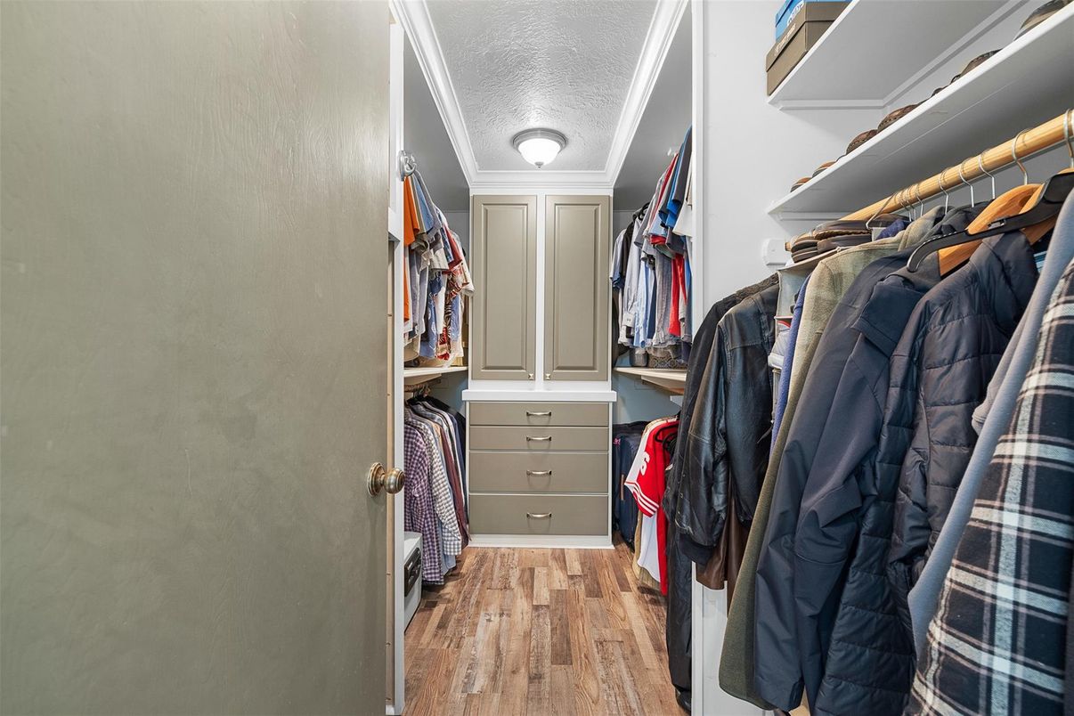 Interior, Walk-in Closets, Wood Texture Flooring