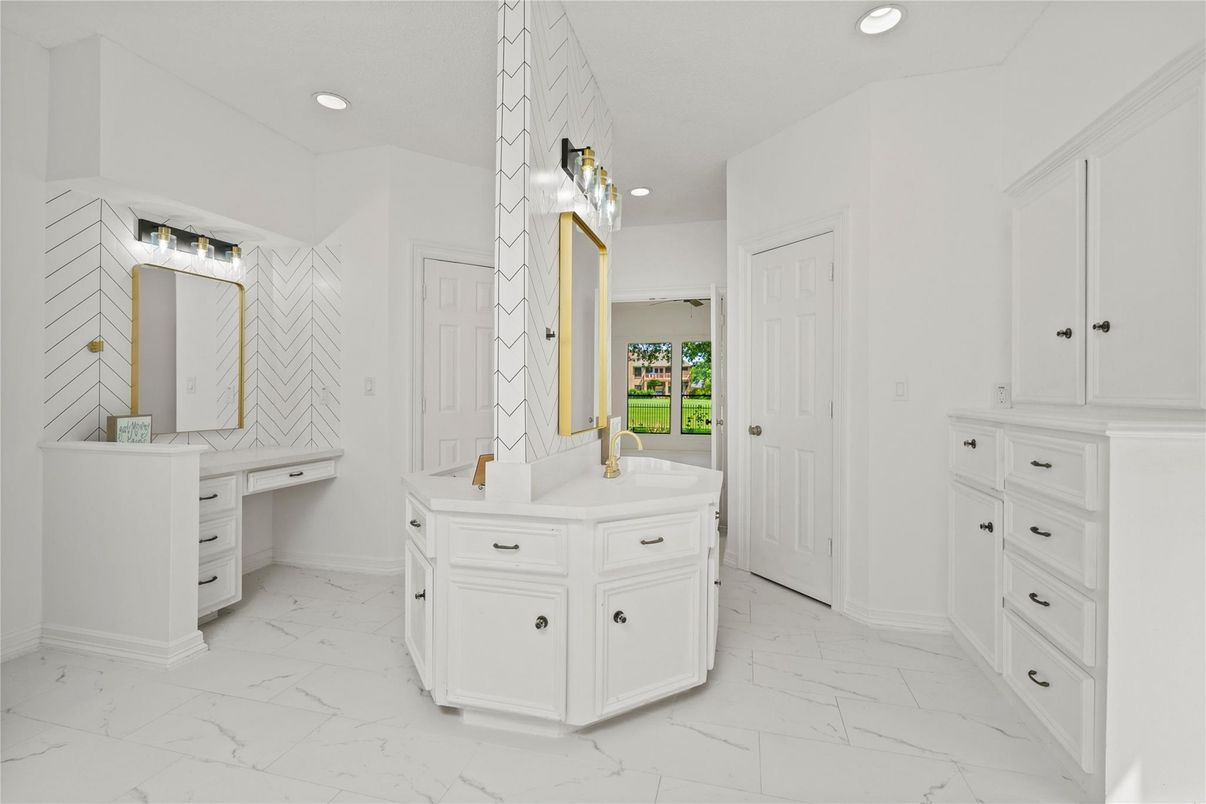 Bathroom, Interior, Marble, Recessed Lighting