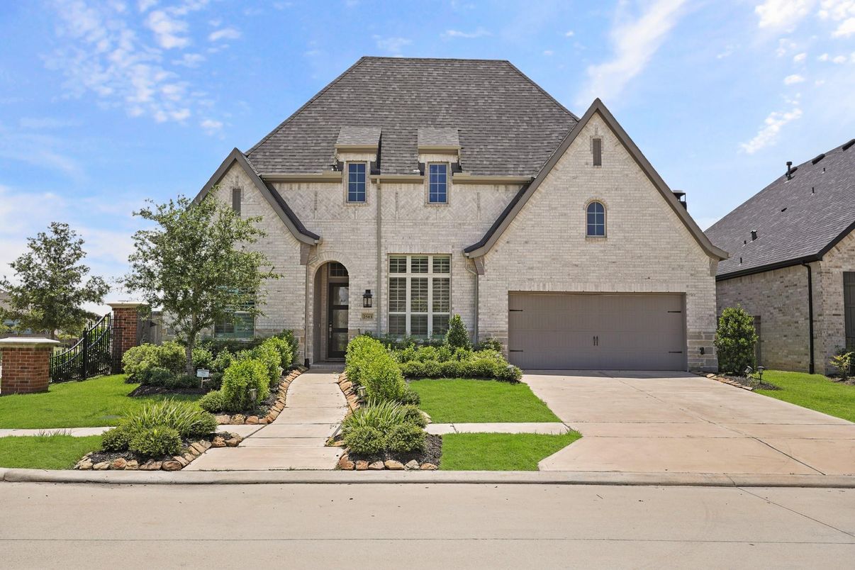 Attached, Exterior, Facade, Brick Facade, French Provincial