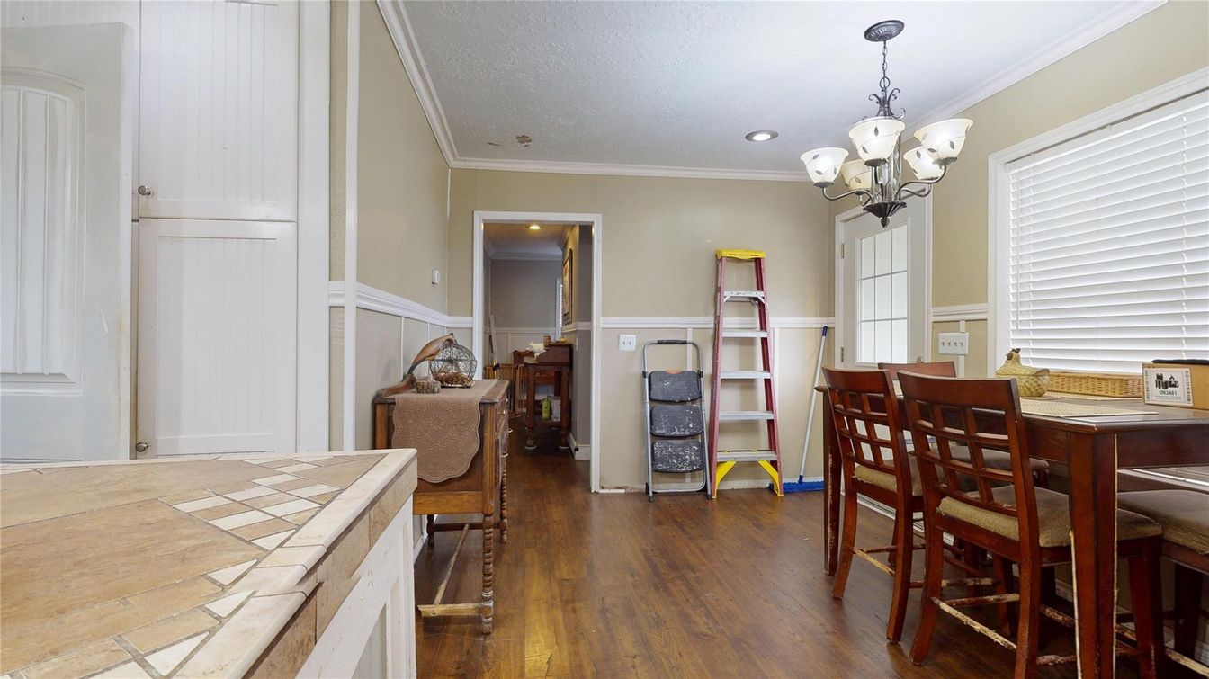Chandelier, Dining room, Interior, Recessed Lighting, Wood Texture Flooring