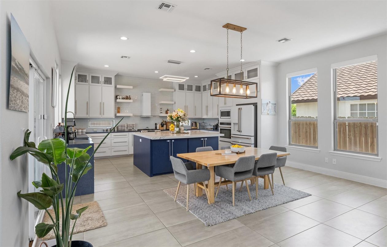 Dining room, Interior, Kitchen, Pendant Lights, Recessed Lighting, Stainless Steel Appliances