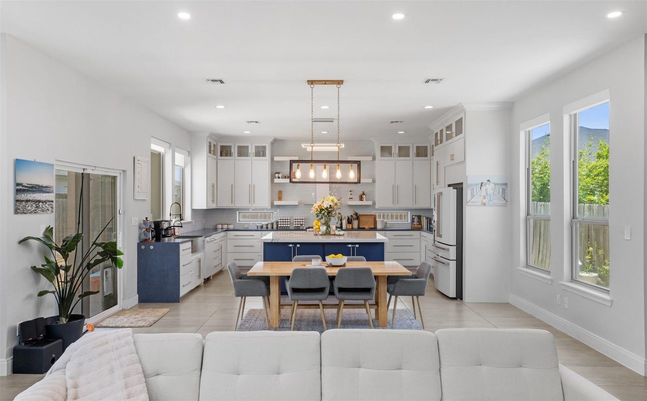 Dining room, Interior, Kitchen, Pendant Lights, Recessed Lighting, Stainless Steel Appliances