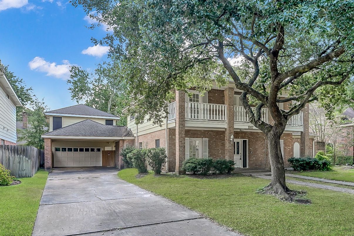 Attached, Exterior, Facade, Brick Facade, Georgian