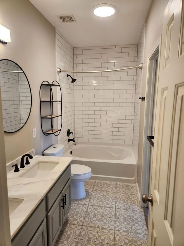 Bathroom, Dual Sink Vanities, Interior, Recessed Lighting