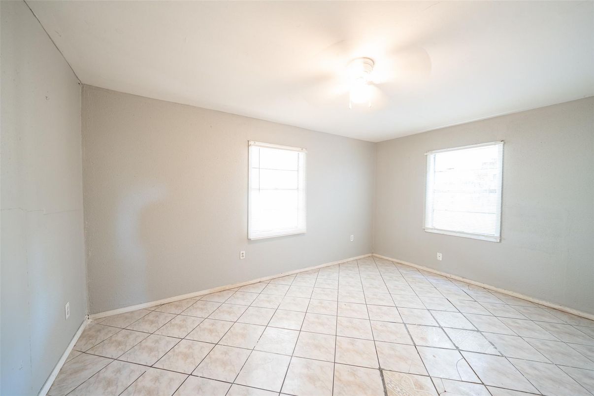 Empty room, Interior