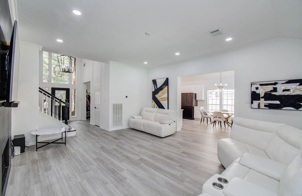 Dining room, Interior, Living room, Pendant Lights, Recessed Lighting, Wood Texture Flooring
