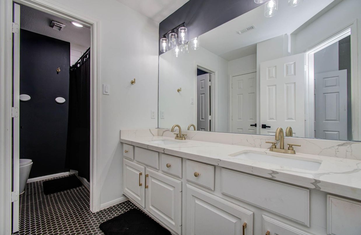 Bathroom, Dual Sink Vanities, Interior