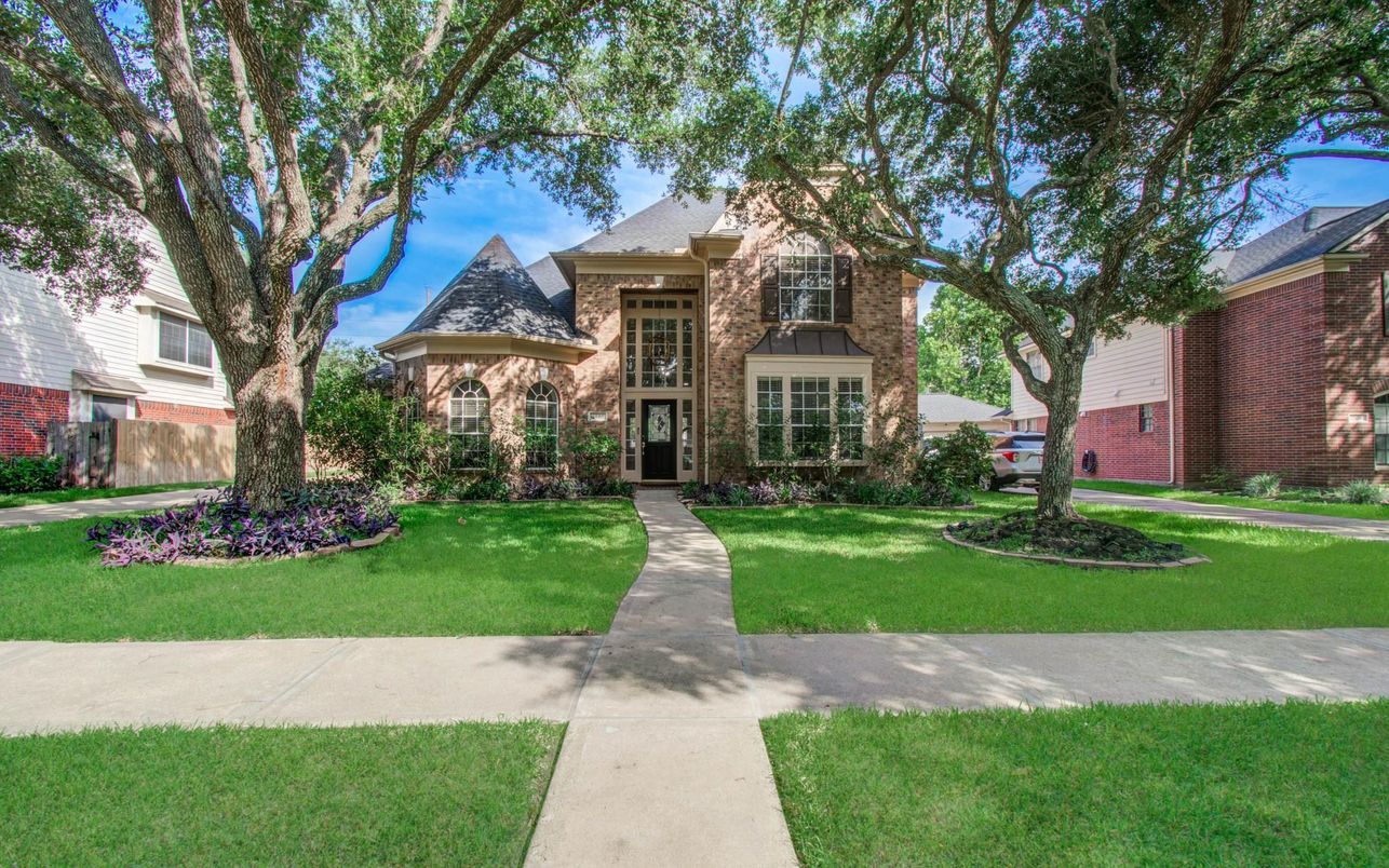 Backyard, Exterior, Facade, Brick Facade, French Provincial