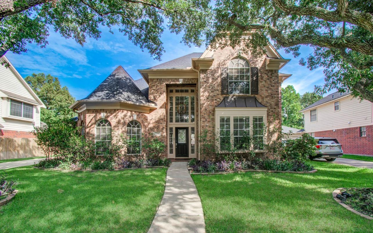 Exterior, Facade, Brick Facade, French Provincial