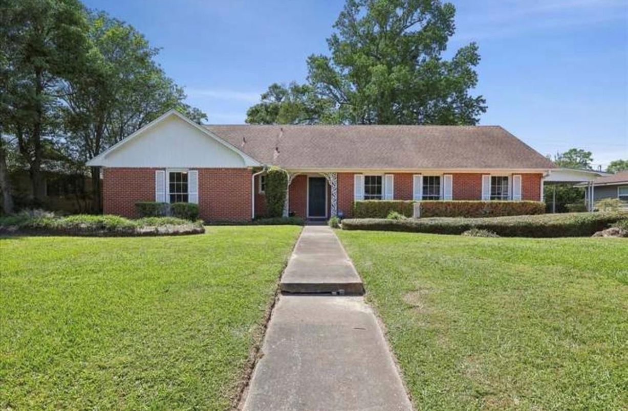 Backyard, Exterior, Facade, Brick Facade, Ranch