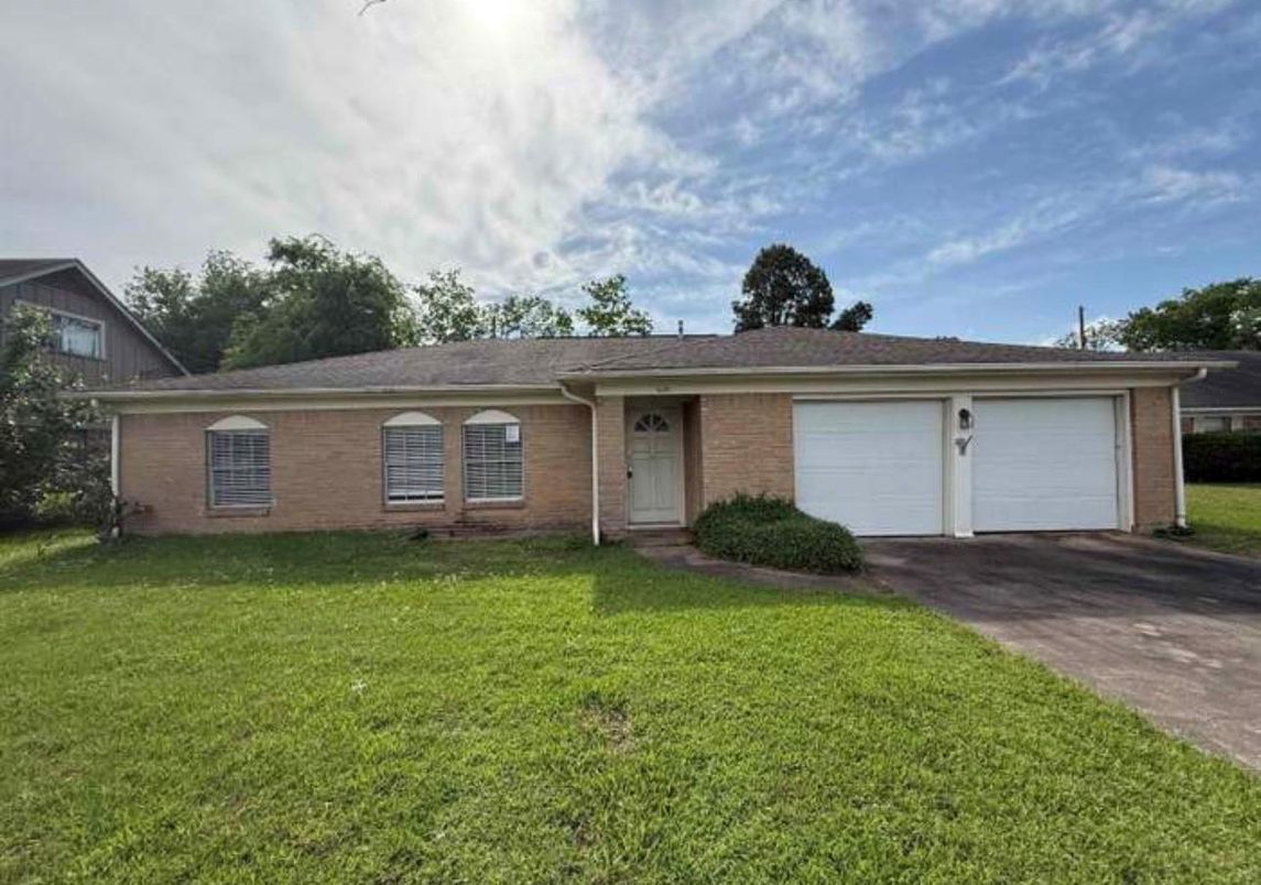 Attached, Exterior, Facade, Brick Facade, Ranch