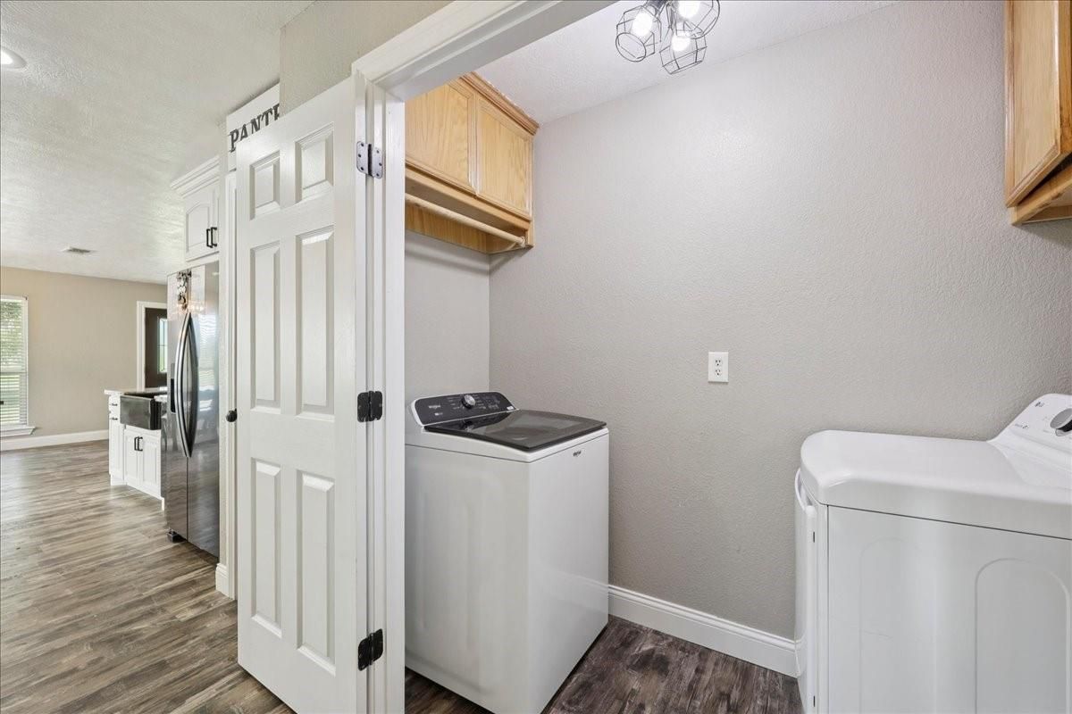 Interior, Washer, Wood Texture Flooring