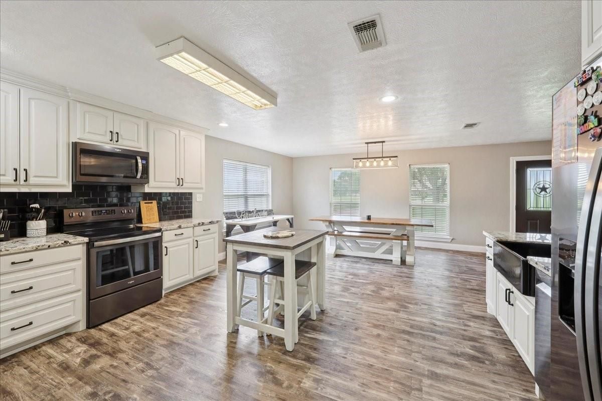 Dining room, Interior, Kitchen, Pendant Lights, Recessed Lighting, Wood Texture Flooring