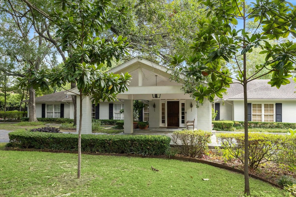 Exterior, Facade, Ranch